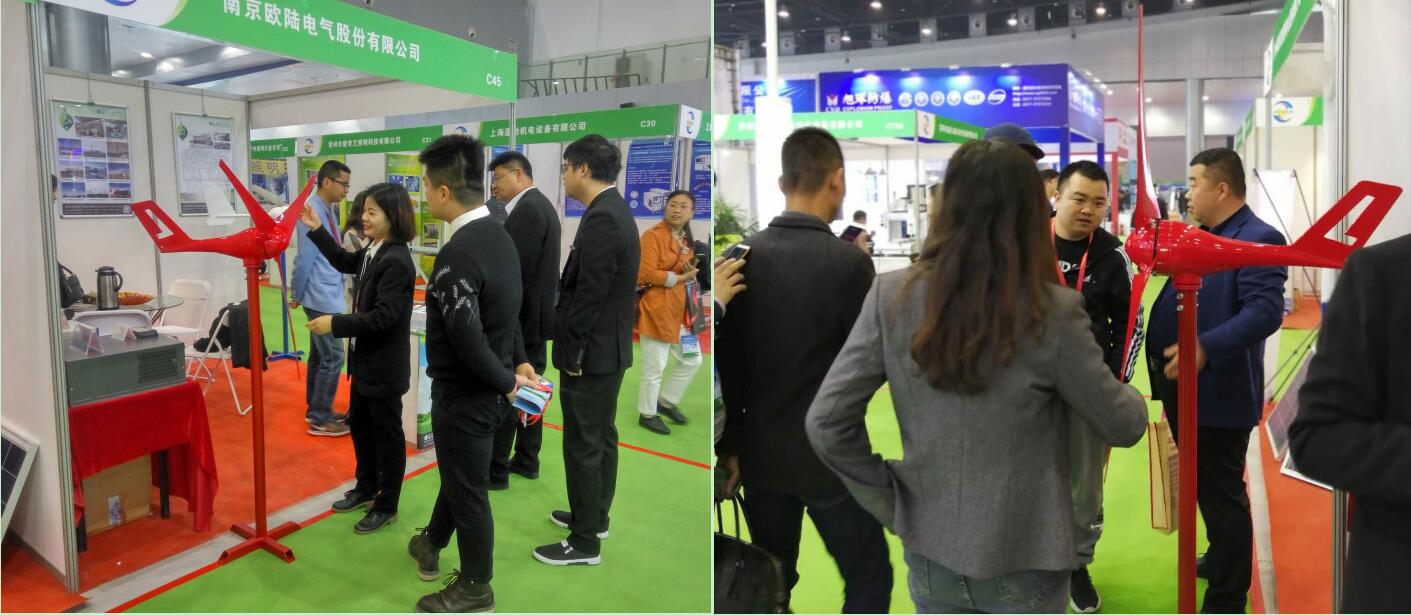 南京歐陸電氣現(xiàn)場工作人員為客戶講解風(fēng)力發(fā)電機.jpg